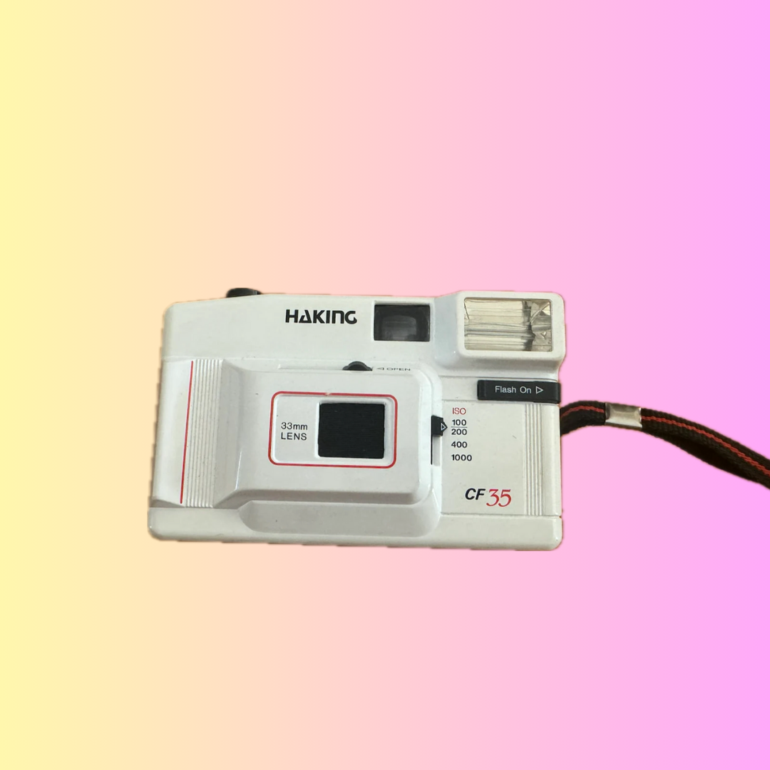 Vooraanzicht van de Haking CF35, een vintage 35mm compactcamera met vaste lens.