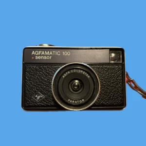 Vooraanzicht van de Agfamatic 100 Sensor, een compacte 110-film camera met Sensor sluiterknop.