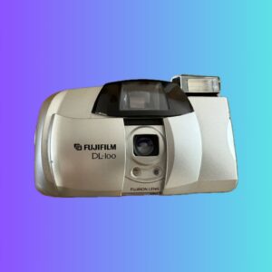 Vooraanzicht van de Fujifilm DL-100, een compacte 35mm point-and-shoot camera met vaste lens.