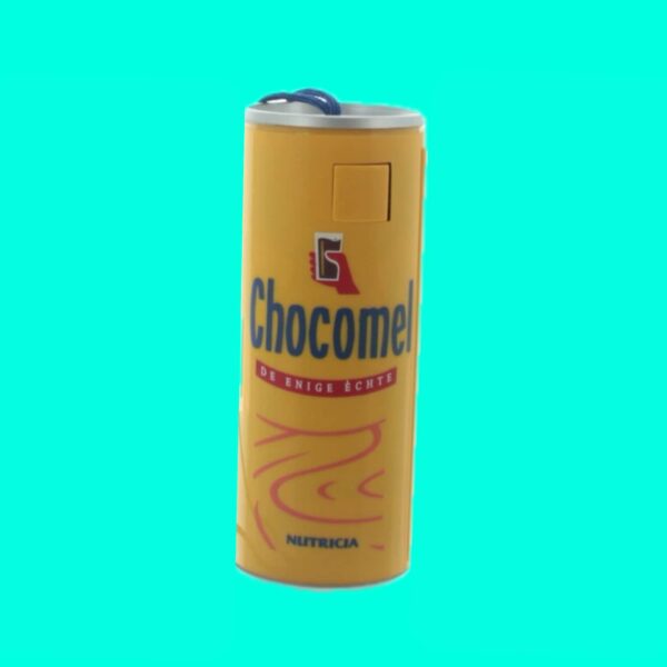 Vooraanzicht van de Chocomel Can Camera, een zeldzame 110-film camera in de vorm van een Chocomel-blik.
