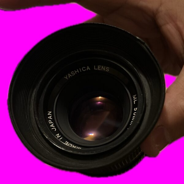 Vooraanzicht van de Yashica DSB 50mm f/1.7 lens, een vintage prime lens met M42-mount.