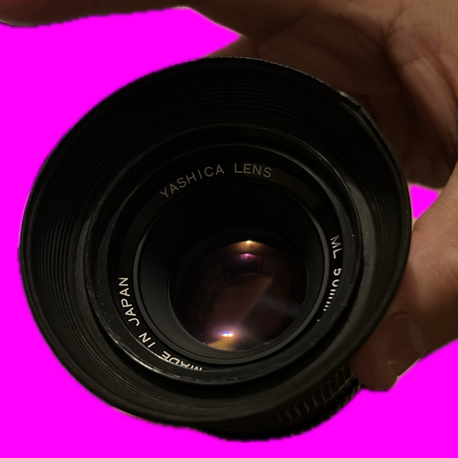 Vooraanzicht van de Yashica DSB 50mm f/1.7 lens, een vintage prime lens met M42-mount.