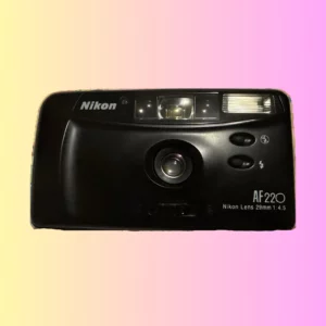 Vooraanzicht van de Nikon AF 220, een compacte 35mm point-and-shoot camera met autofocus en flitser.