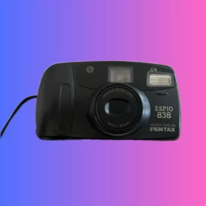 Vooraanzicht van de Pentax Espio 838, een compacte 35mm point-and-shoot camera met zoomlens.