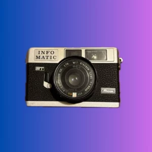 ooraanzicht van de Ricoh Info Matic, een automatische 35mm point-and-shoot camera met ingebouwde flitser.