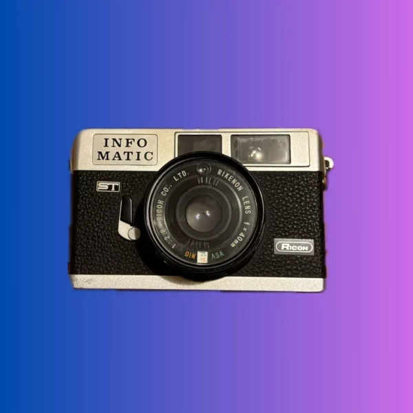 ooraanzicht van de Ricoh Info Matic, een automatische 35mm point-and-shoot camera met ingebouwde flitser.