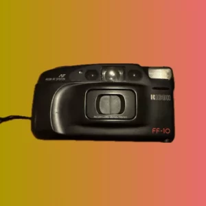 Vooraanzicht van de Ricoh FF-10, een compacte 35mm point-and-shoot camera met autofocus en ingebouwde flitser.