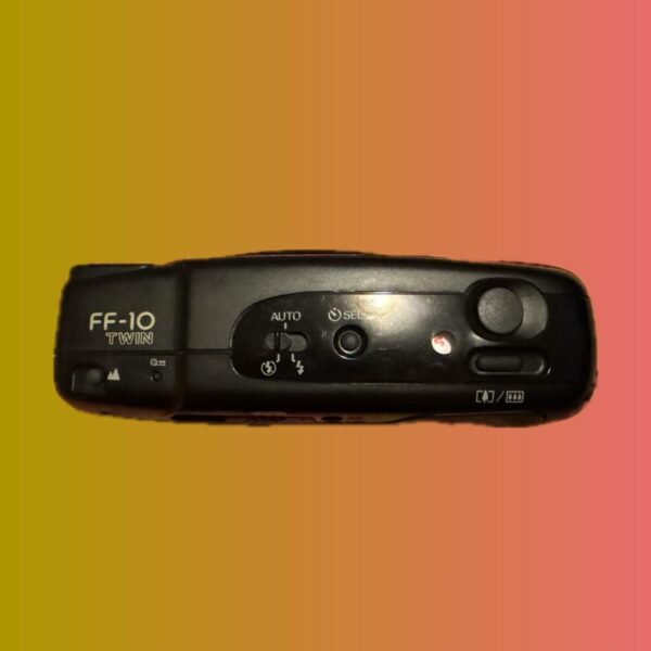 Bovenaanzicht van de Ricoh FF-10 met sluiterknop, filmtransportknop en flitserinstellingen.